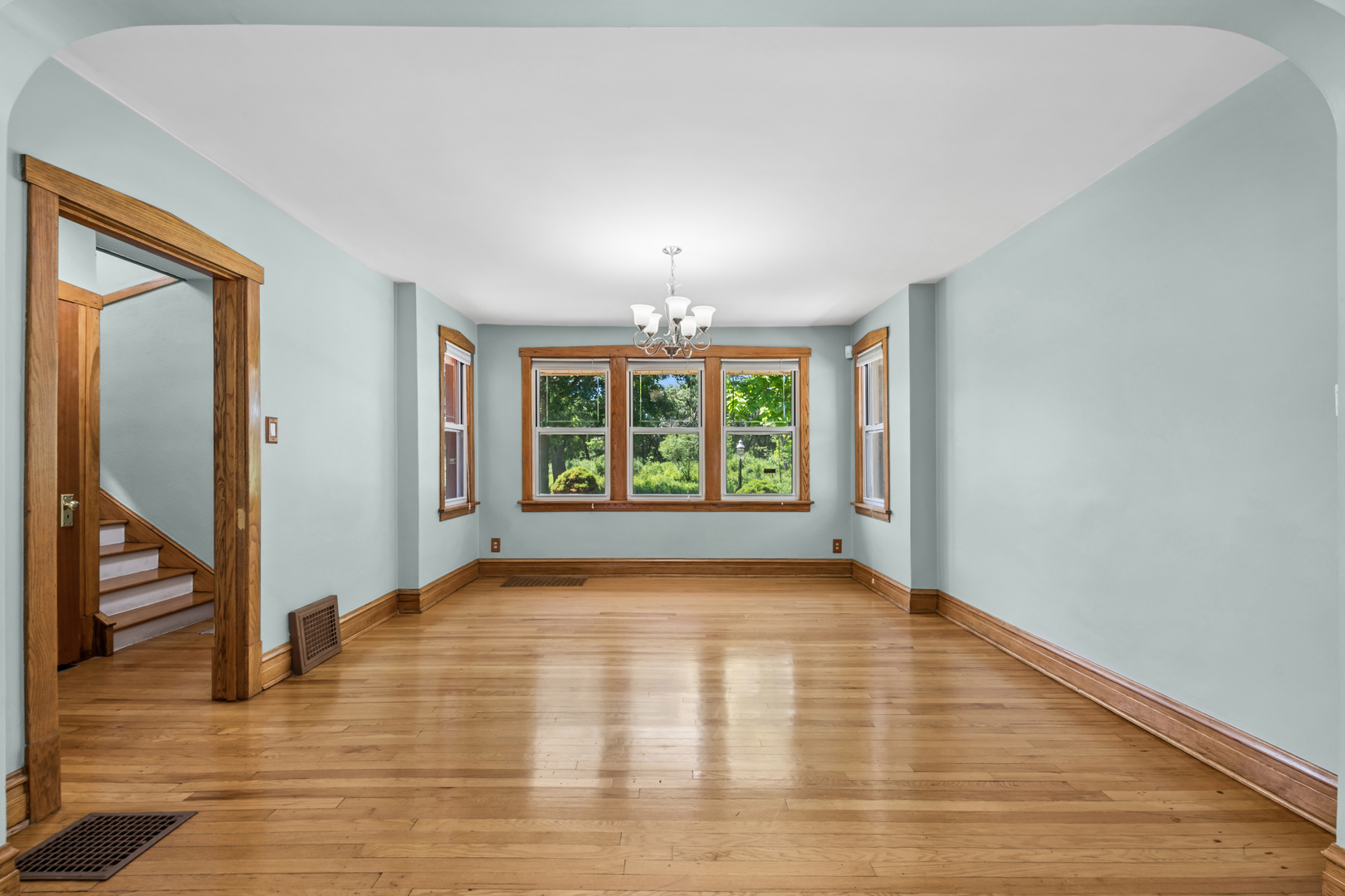 192 Waubansee Road Riverside, IL 60546 - Photo 4 of 31