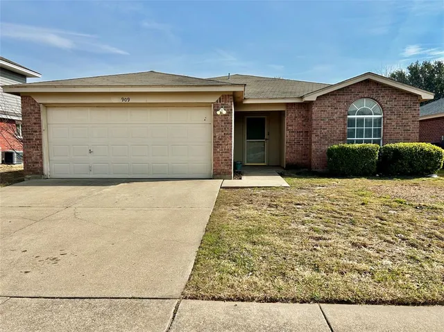 $1,950 | 909 Meadowlark Drive, Saginaw, TX 76131
