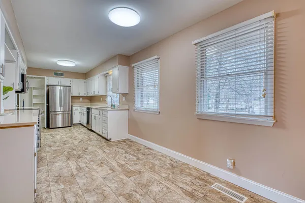 $379,900 | 5244 County Road 630 West, Newburgh, IN 47630