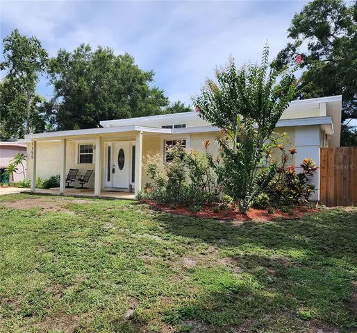 a view of a house with backyard and garden