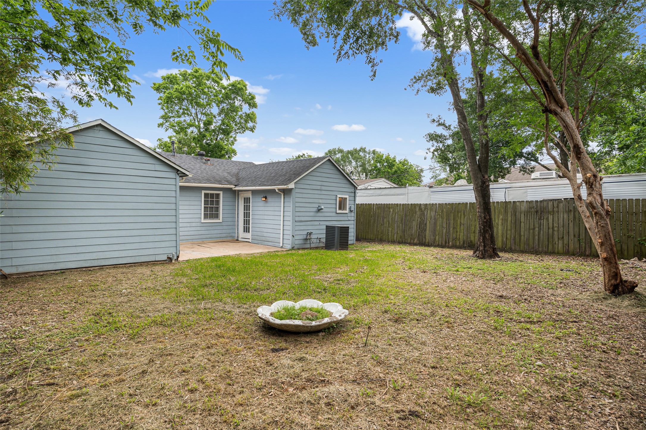 9005 Gabriel Street Houston, TX 77063 - Photo 18 of 21 a view of a backyard with a garden