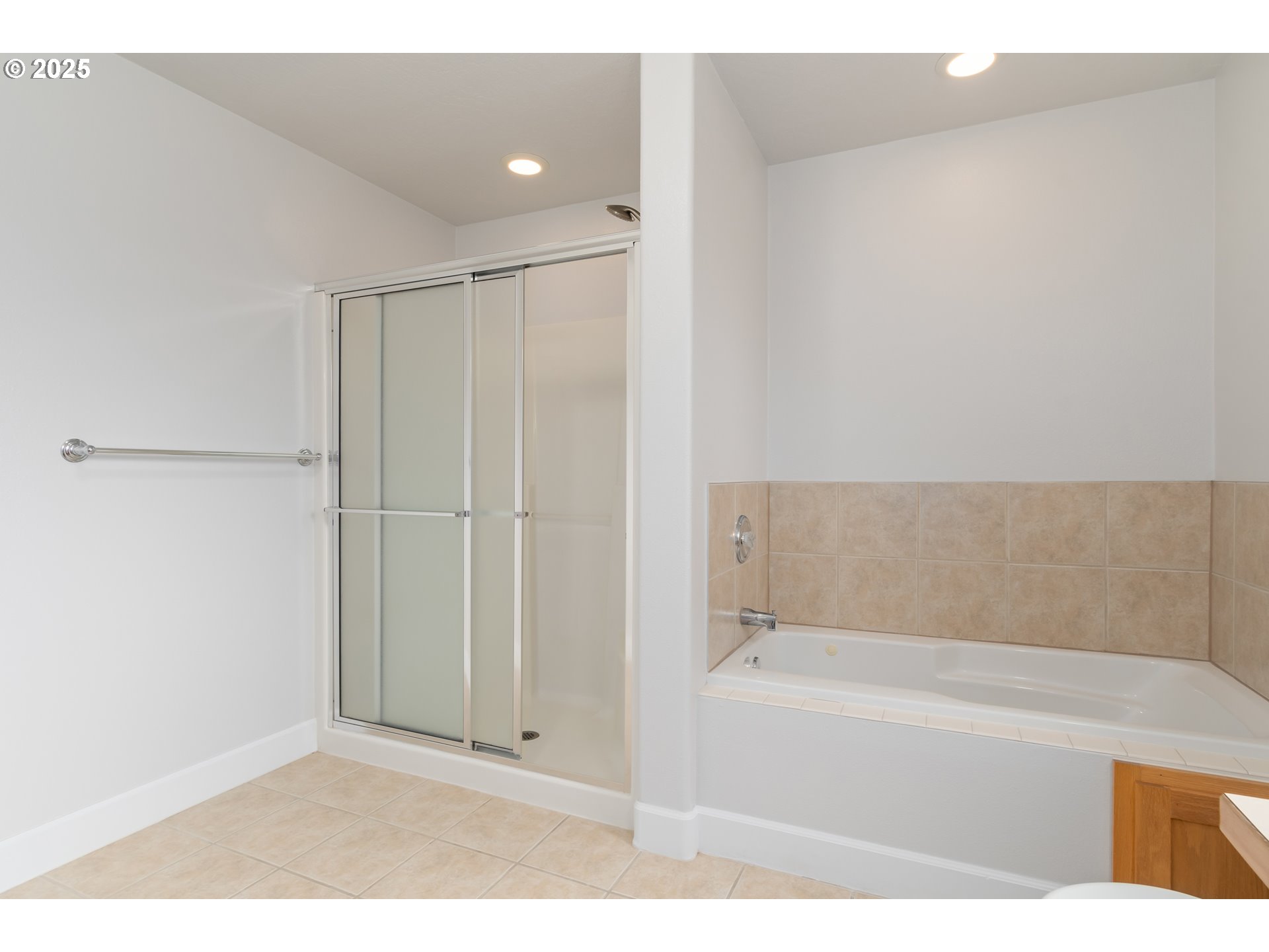2795 Mallory Lane Eugene, OR 97401 - Photo 22 of 44 a bathroom with a bathtub and a shower