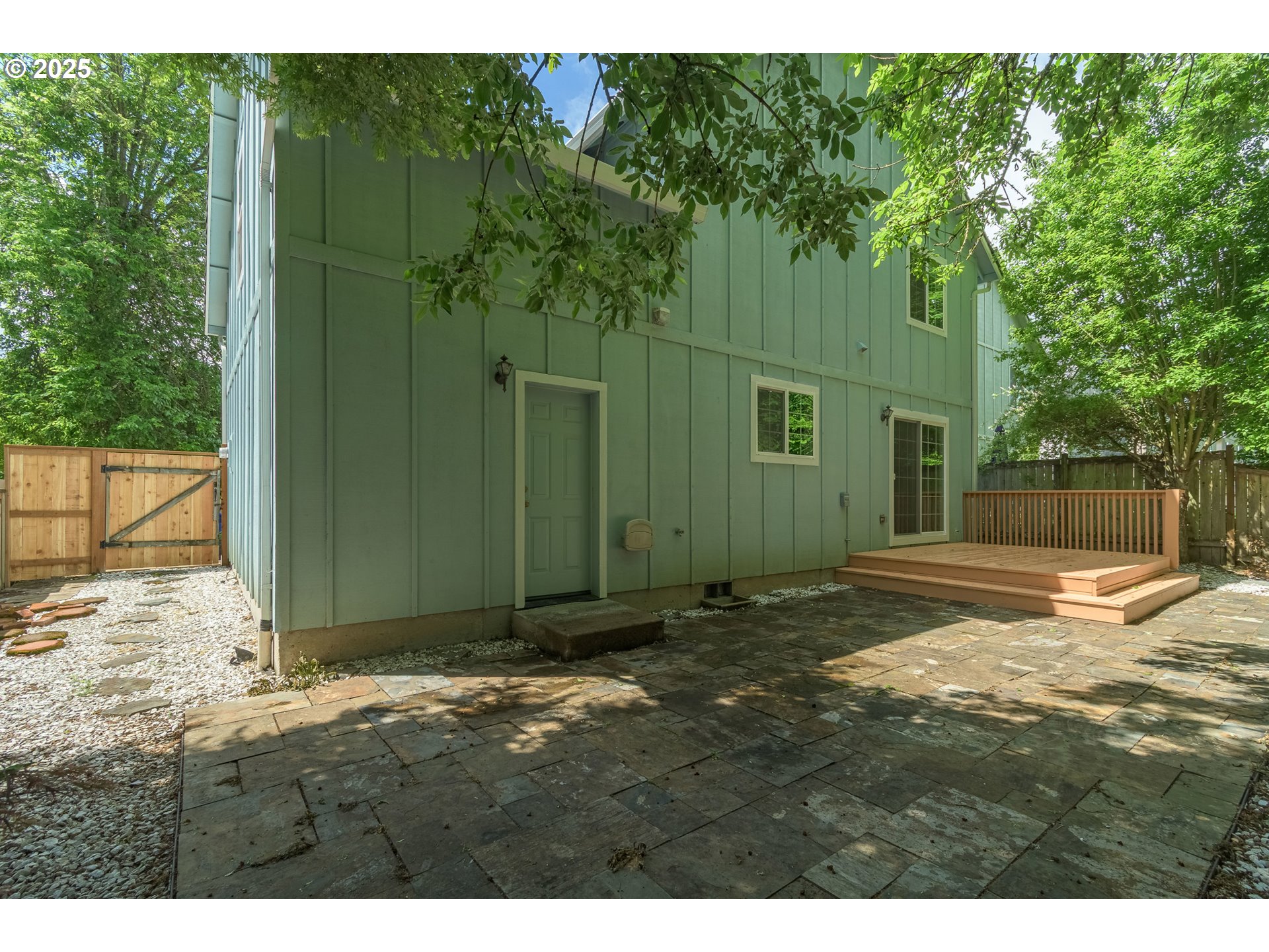 2795 Mallory Lane Eugene, OR 97401 - Photo 36 of 44 a backyard of a house with lots of green space