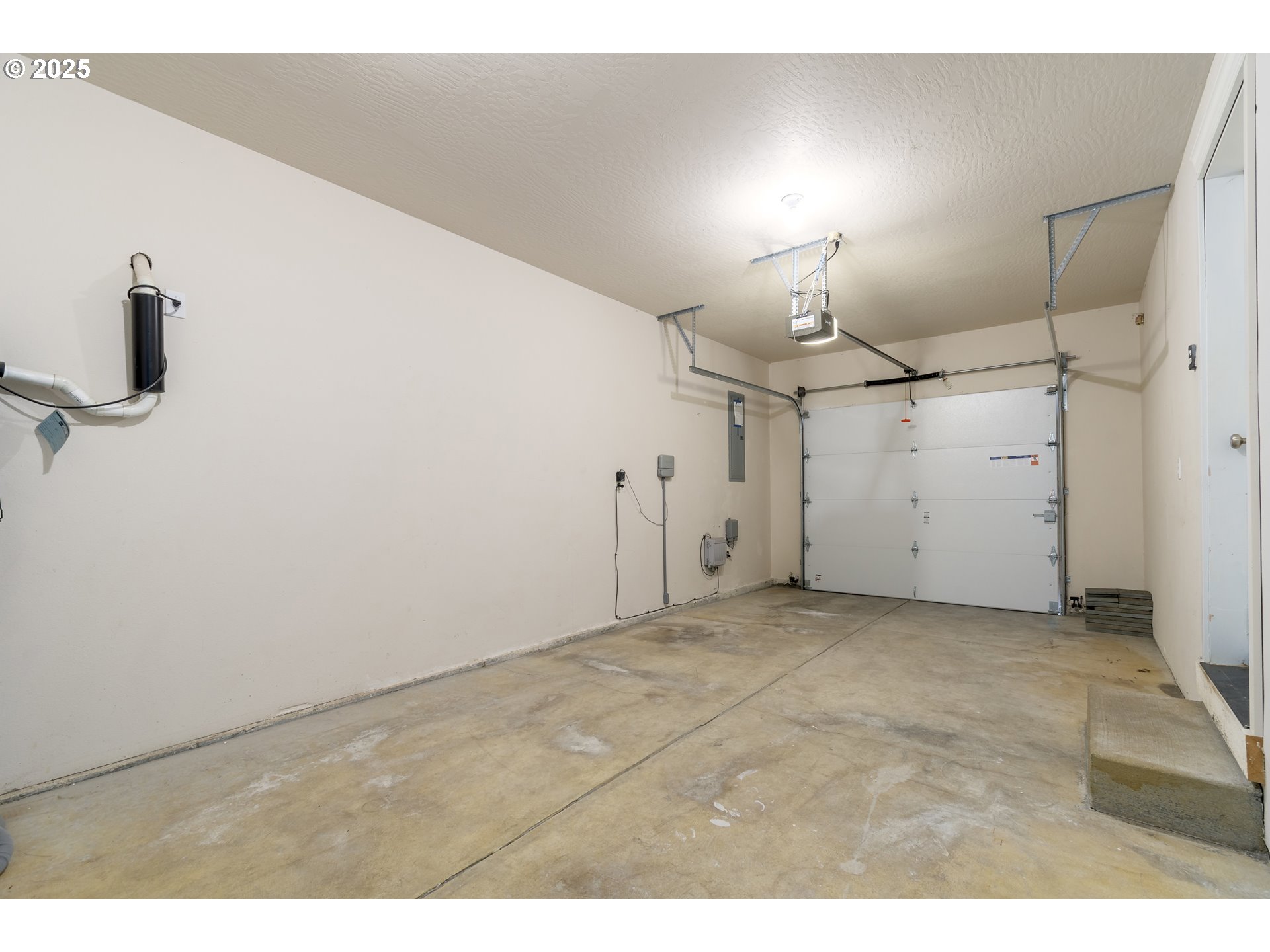 2795 Mallory Lane Eugene, OR 97401 - Photo 38 of 44 a view of a garage