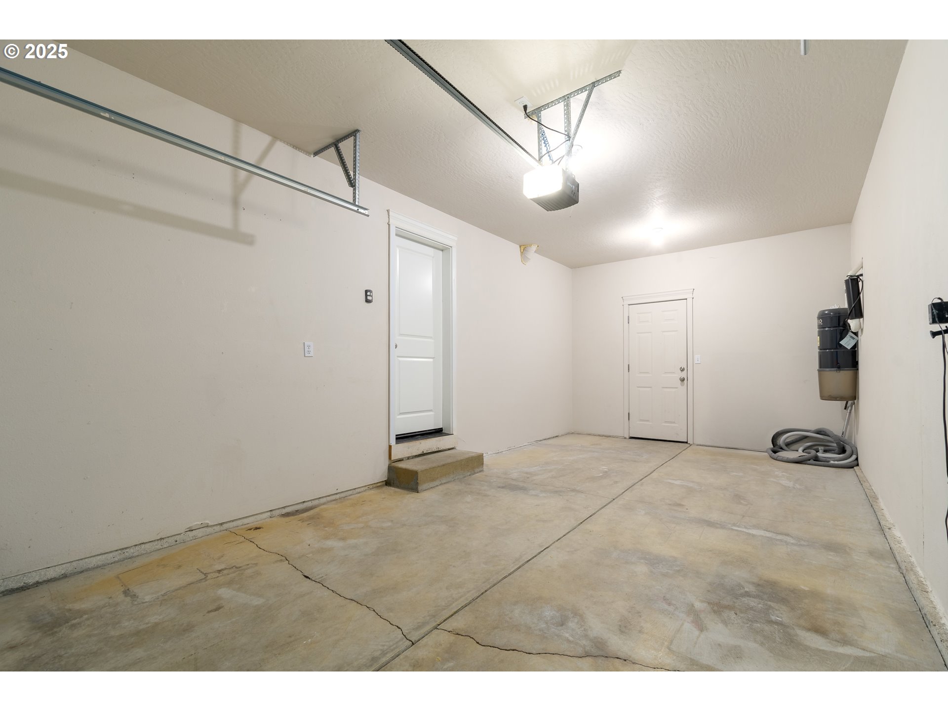2795 Mallory Lane Eugene, OR 97401 - Photo 39 of 44 a view of an empty room