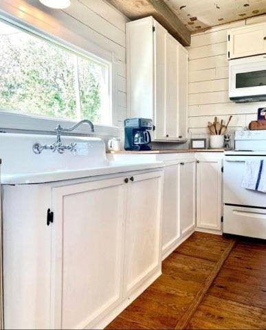 415 Corley Road Liberty, TN 37095 - Photo 3 of 19 a kitchen with stainless steel appliances a sink and a window