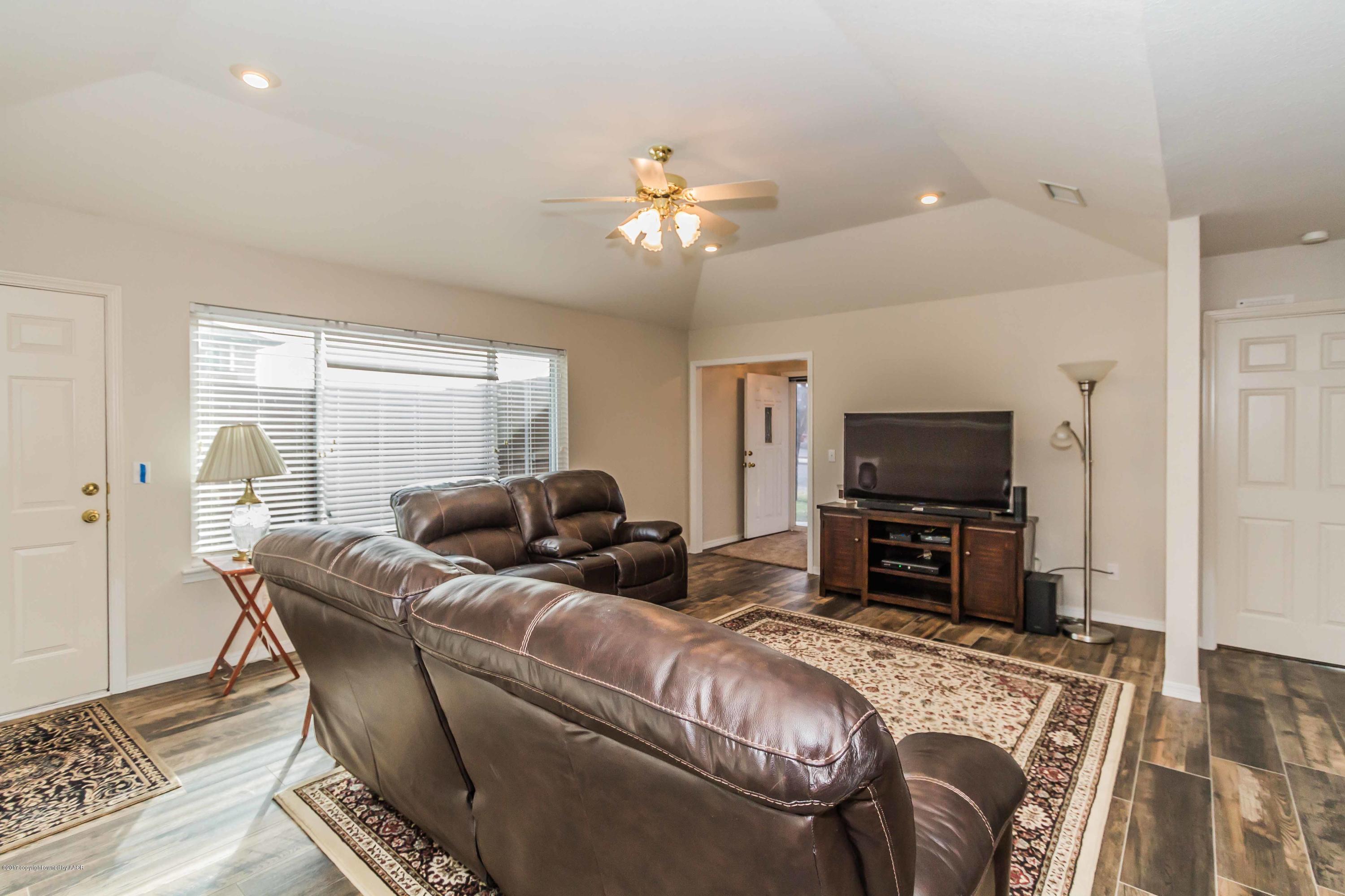 3123 Hobbs Road Amarillo, TX 79109 - Photo 8 of 38 LIVING ROOM VIEW 2