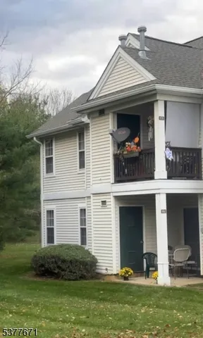 a view of a house with yard and plants