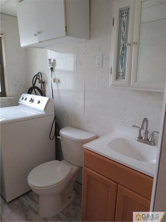 50 Hickory Road Colonia, NJ 07067 - Photo 10 of 16 a bathroom with a sink toilet and mirror