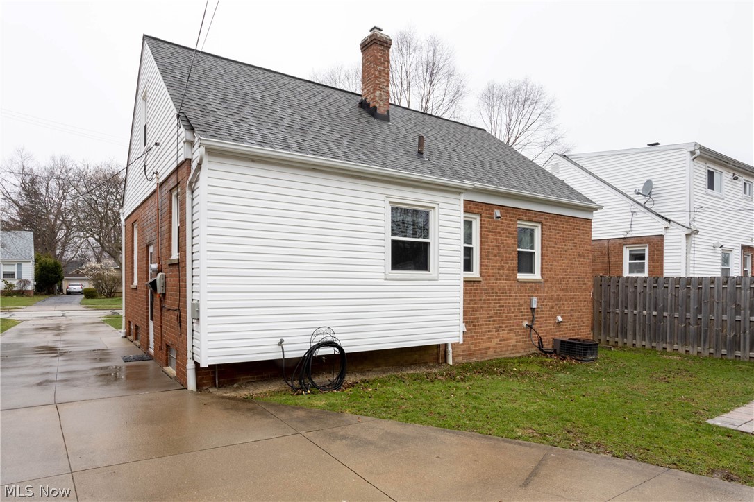 1377 Mayfield Ridge Road Cleveland, OH 44124 - Photo 24 of 27