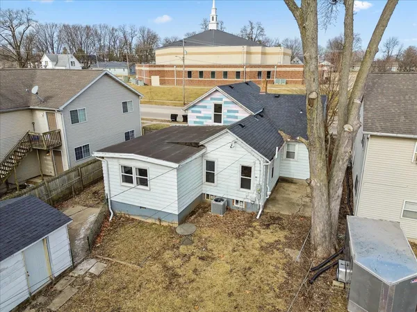 $165,000 | 806 West Market Street, Bloomington, IL 61701