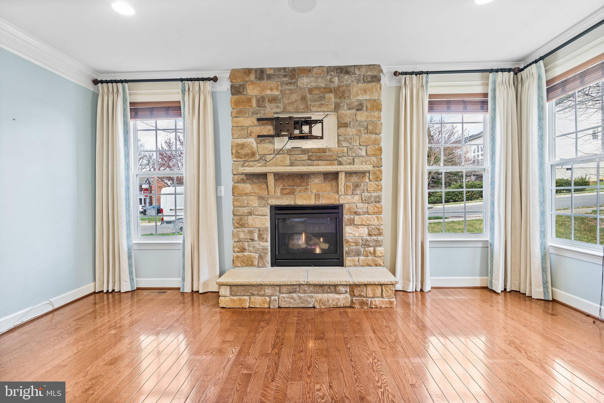 4561 Rona Place Fairfax, VA 22030 - Photo 19 of 78 Family room