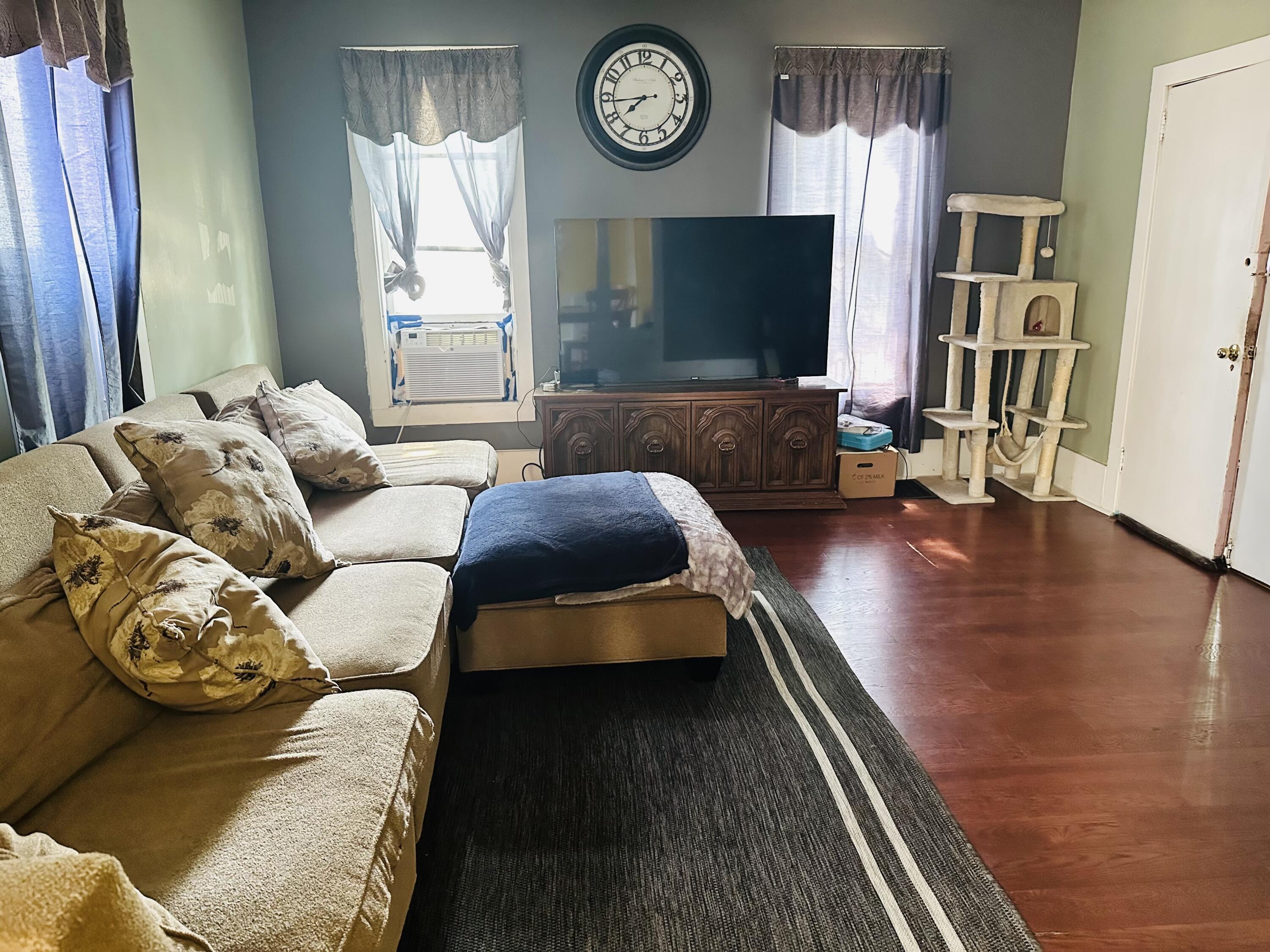 1298 Spring Street Muskegon, MI 49442 - Photo 3 of 13 IMG_1593