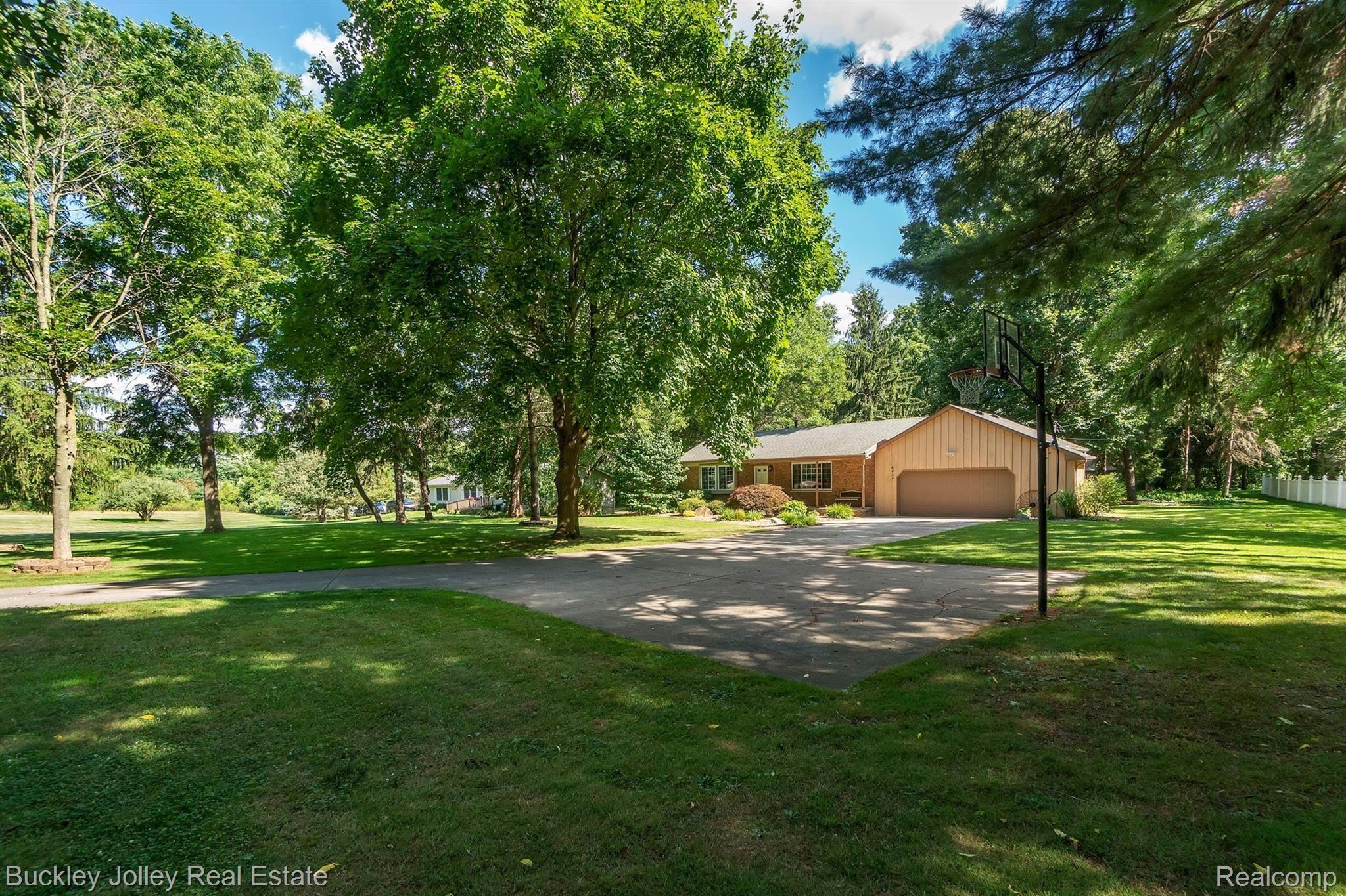 6454 Brighton Road Brighton, MI 48116 - Photo 23 of 28 Large Driveway with Turn Around Area.jpg