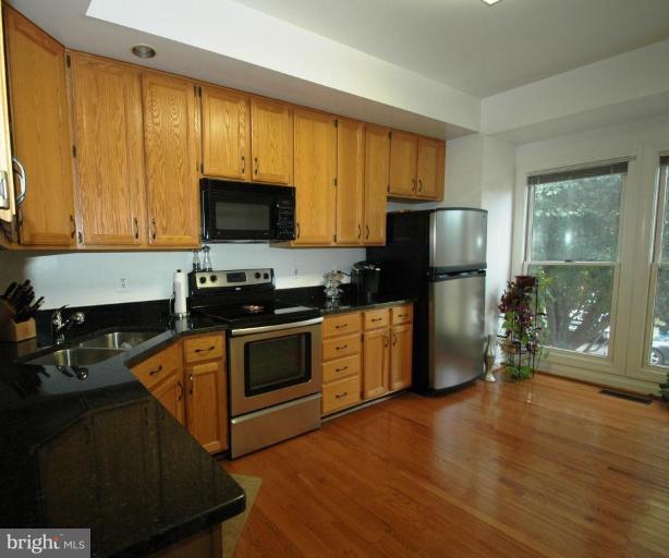 20395 Marguritte Square Sterling, VA 20165 - Photo 8 of 19 Kitchen