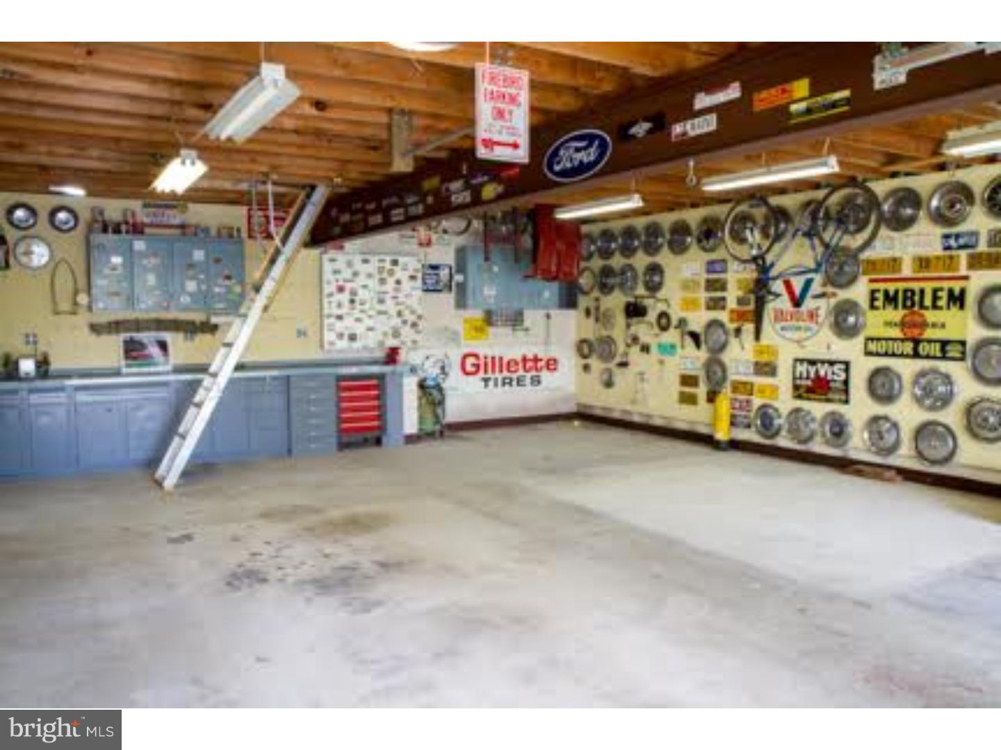 940 County Line Road Philadelphia, PA 19116 - Photo 24 of 25 Garage