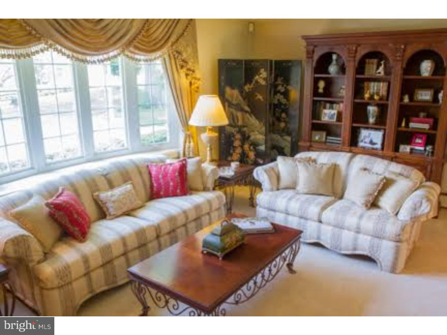 940 County Line Road Philadelphia, PA 19116 - Photo 5 of 25 Living Room