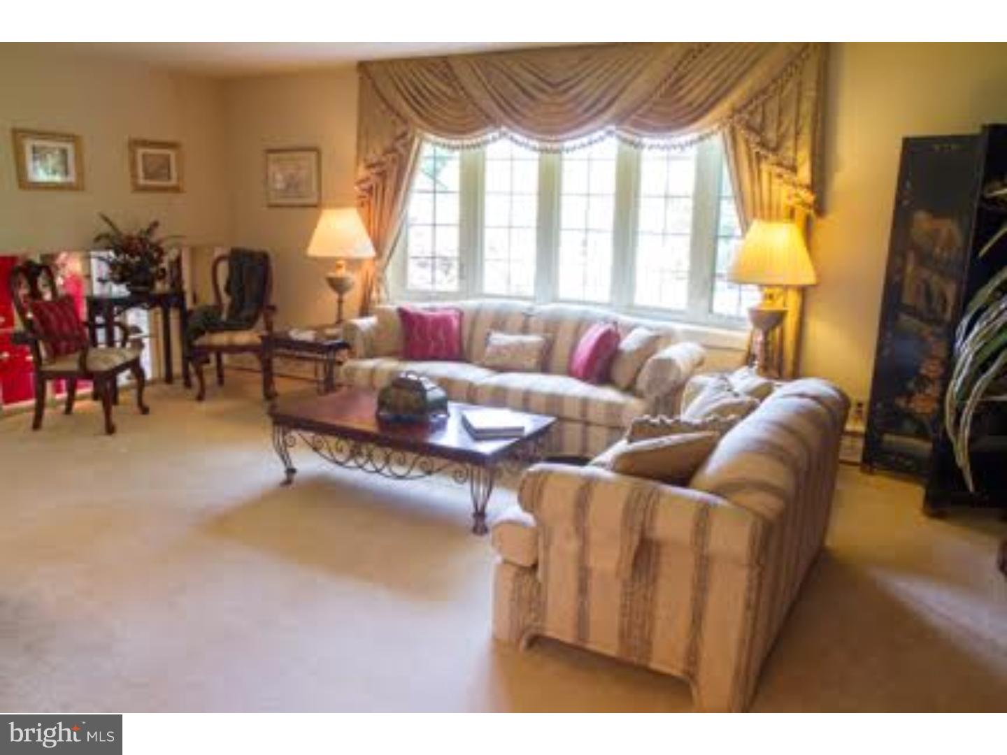 940 County Line Road Philadelphia, PA 19116 - Photo 6 of 25 Living Room