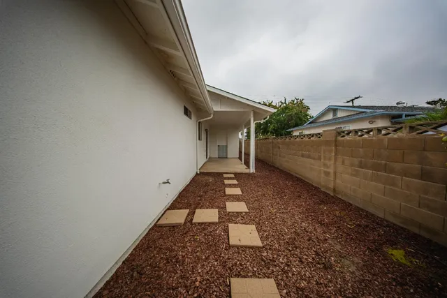 a view of a backyard