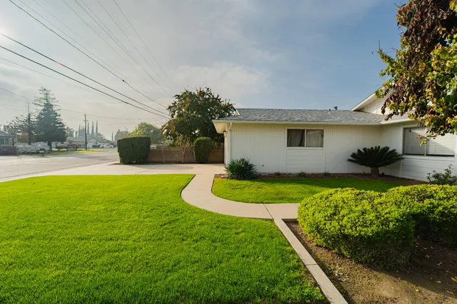 a view of a house with backyard and garden