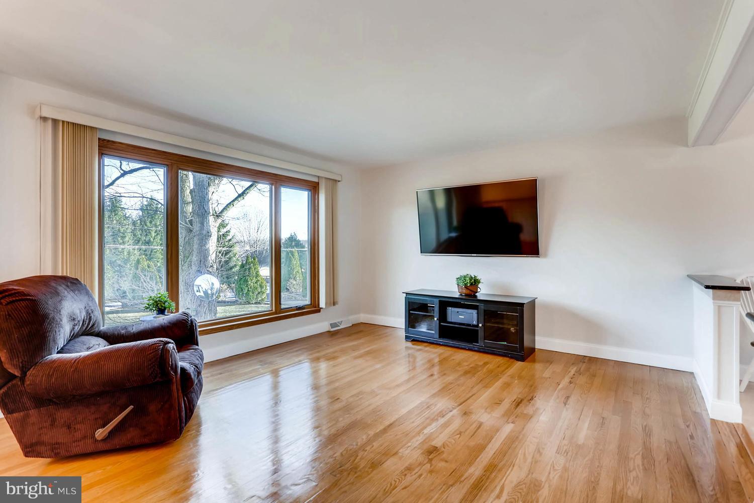 14912 Old York Road Phoenix, MD 21131 - Photo 11 of 27 GLEAMING WOOD FLOORS & WIRED FOR CABLE