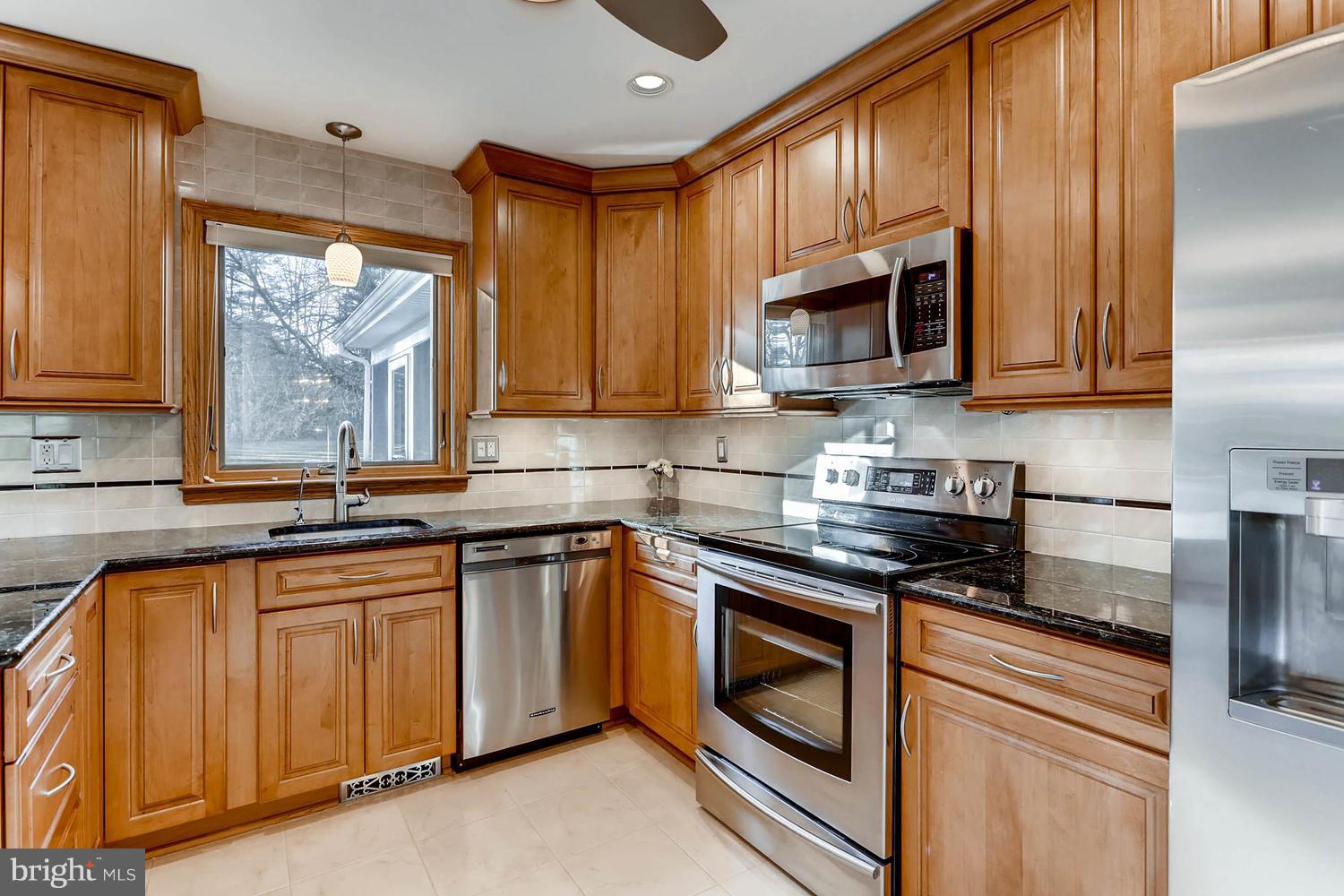 14912 Old York Road Phoenix, MD 21131 - Photo 4 of 27 REMODELLED W/ KRAFTMAID MAPLE CABINETS W/ SOFT CL