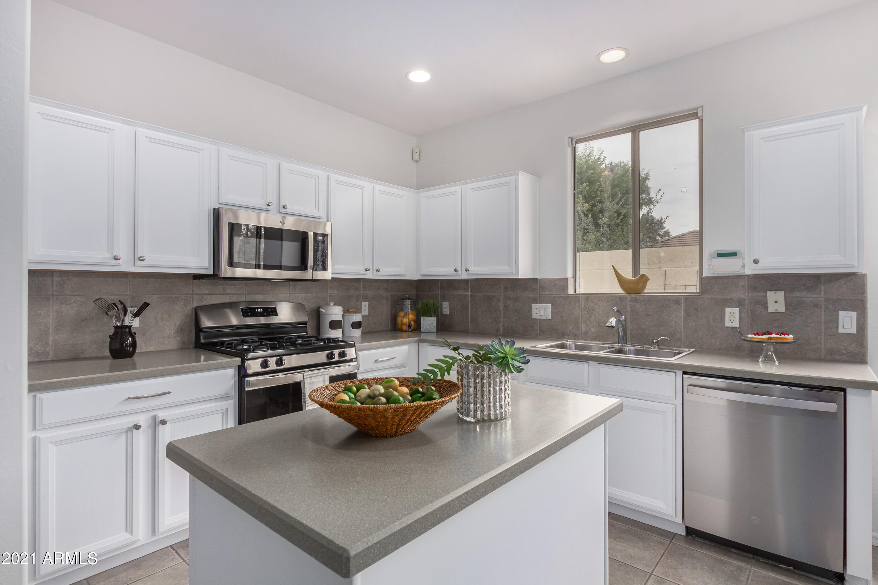 2735 East Carson Road Phoenix, AZ 85042 - Photo 2 of 51 18 - Carson