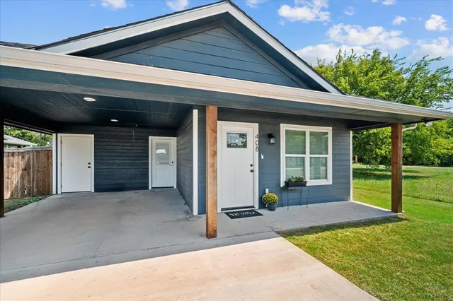 a view of a house with backyard porch and garden