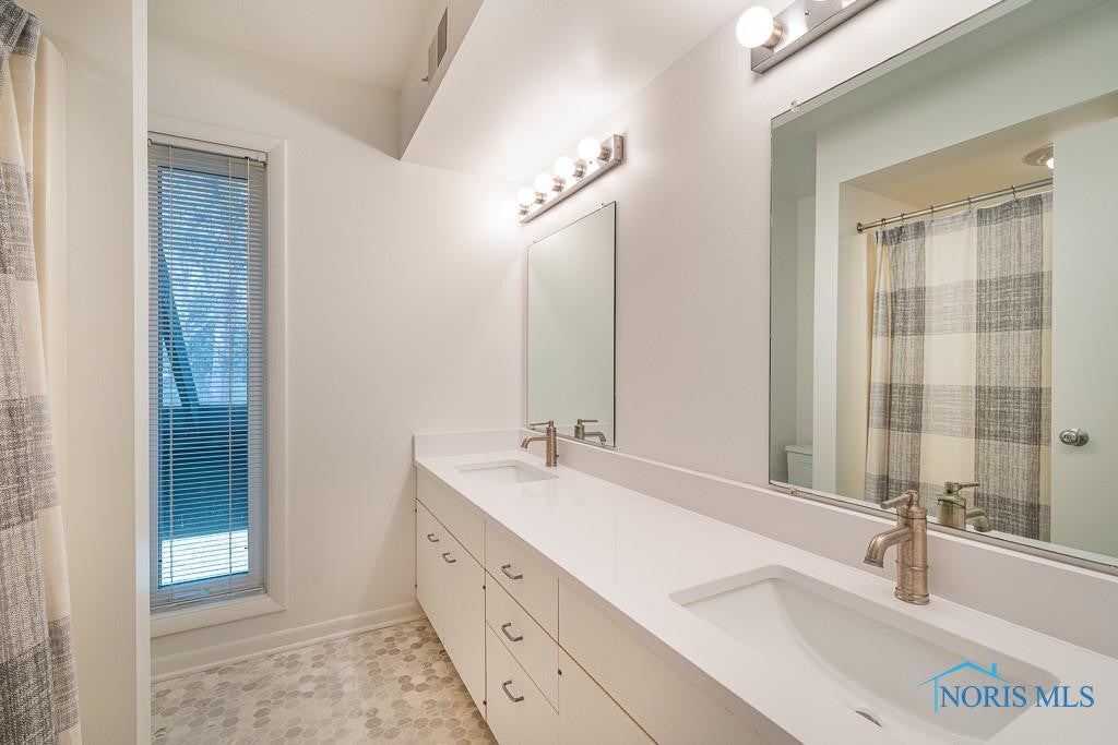 4395 Brookside Road Toledo, OH 43615 - Photo 32 of 43 Full Bath Up