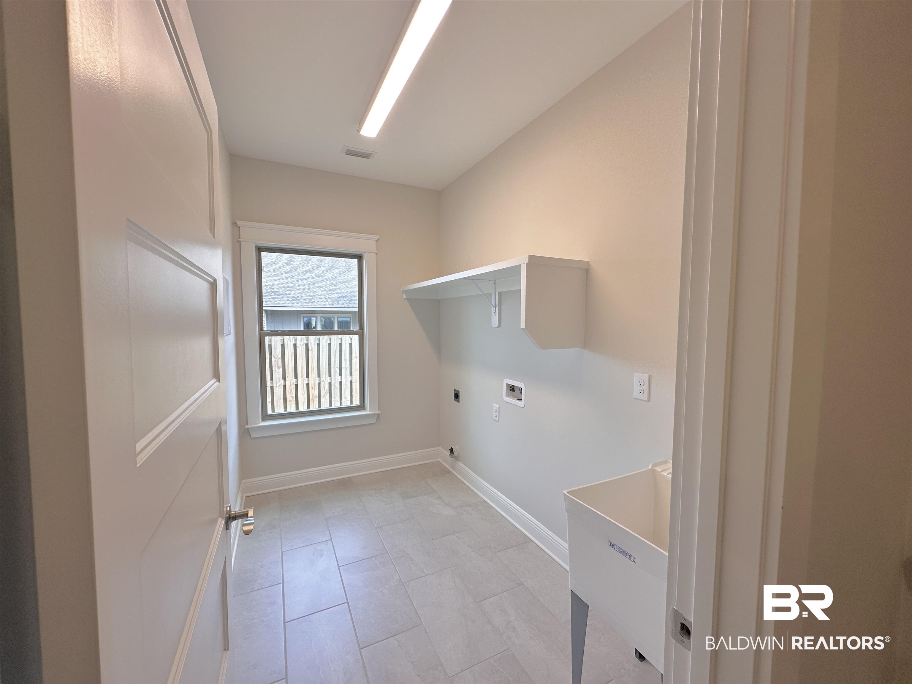 691 Kitfox Avenue Fairhope, AL 36532 - Photo 16 of 42 Clothes washing area with electric dryer hookup, washer hookup, sink, and gas dryer hookup