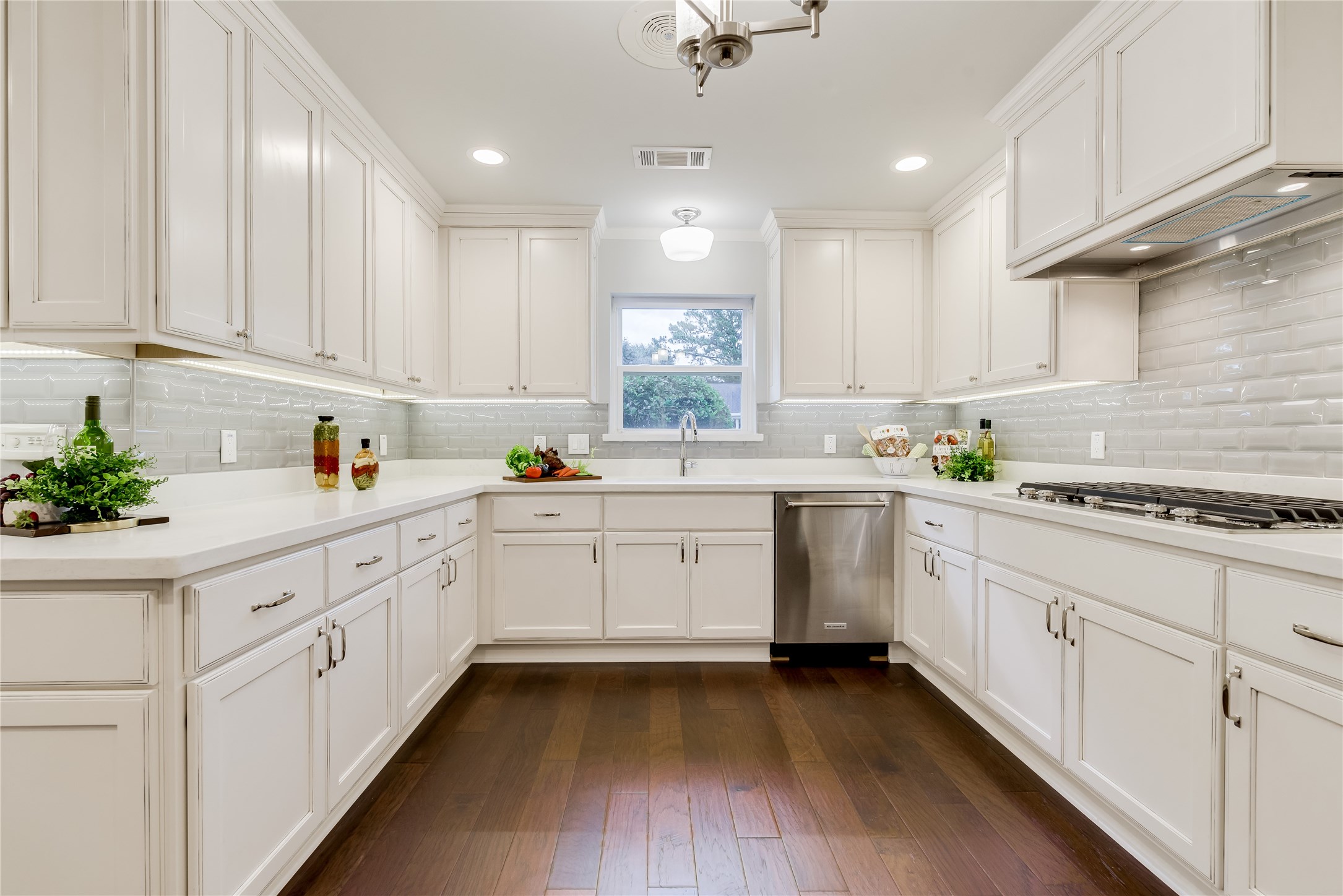 1010 Thornton Road Houston, TX 77018 - Photo 12 of 27 Gas stovetop