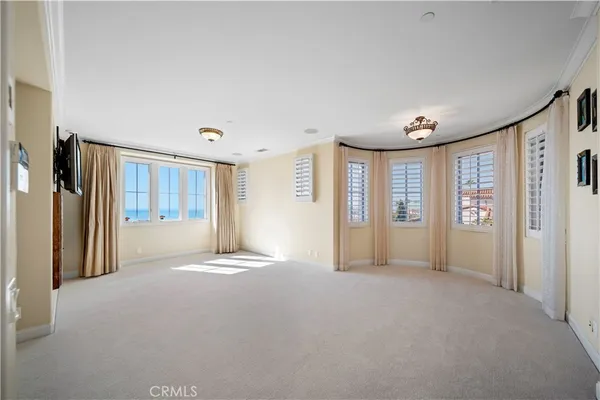 a view of a big room with closet and windows