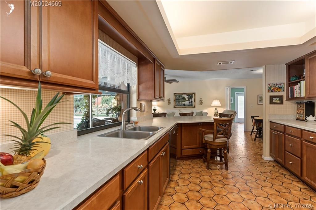 15 Banyan Road Stuart, FL 34996 - Photo 15 of 52 Very attractive well maintained kitchen. Oh yes the breakfast nook is just beyond kitchen to the right.