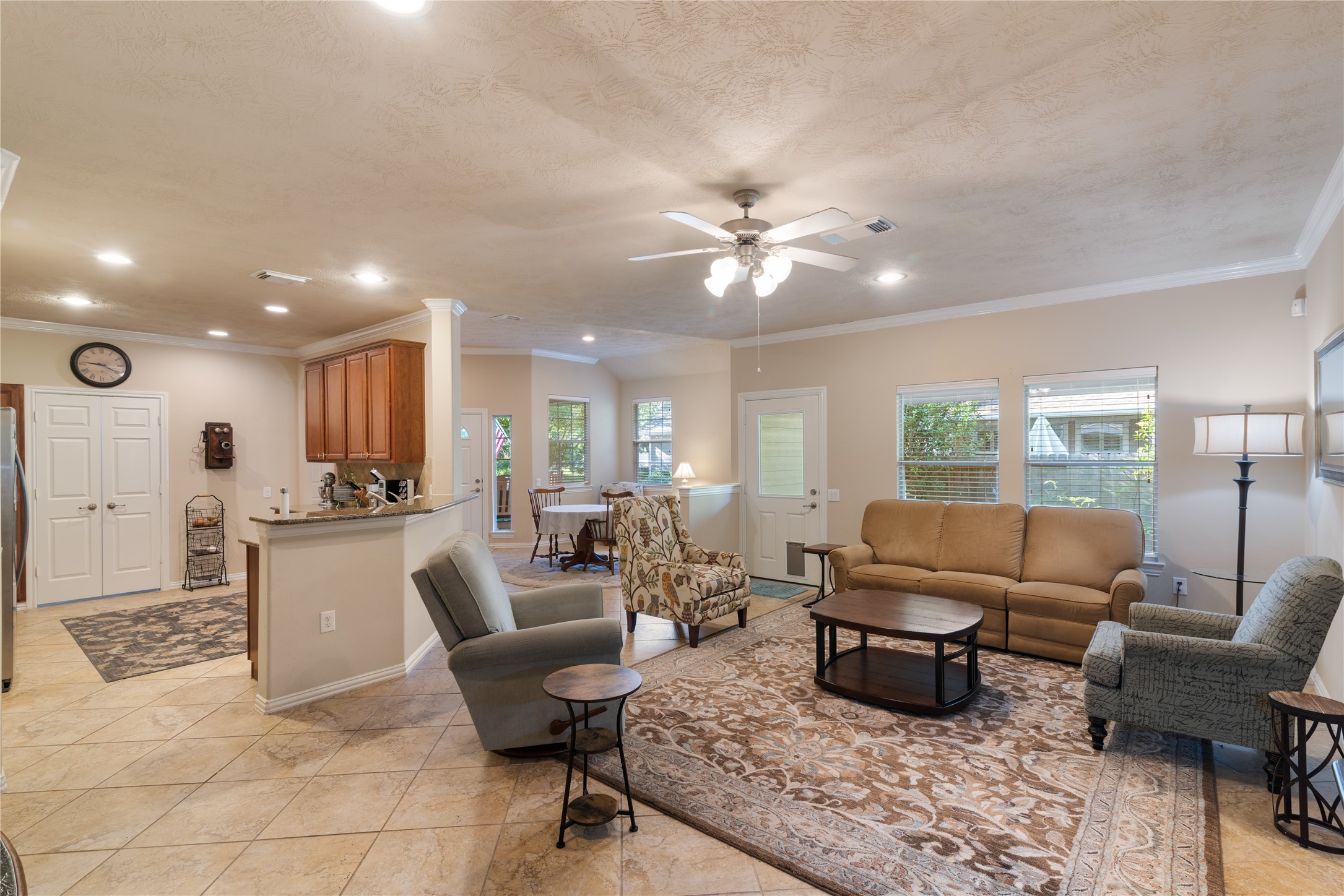 11 Abercrombie Place Conroe, TX 77384 - Photo 13 of 32