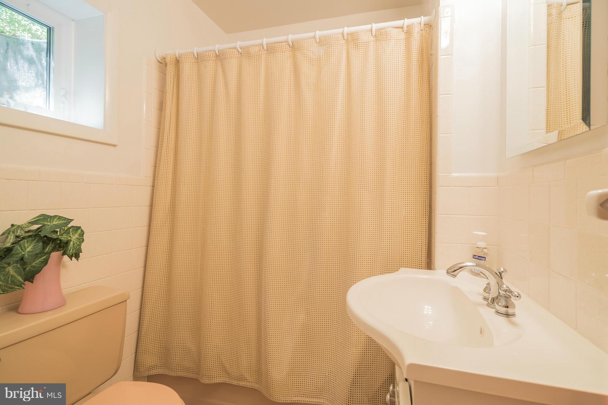 10217 Lloyd Road Potomac, MD 20854 - Photo 17 of 28 Bath