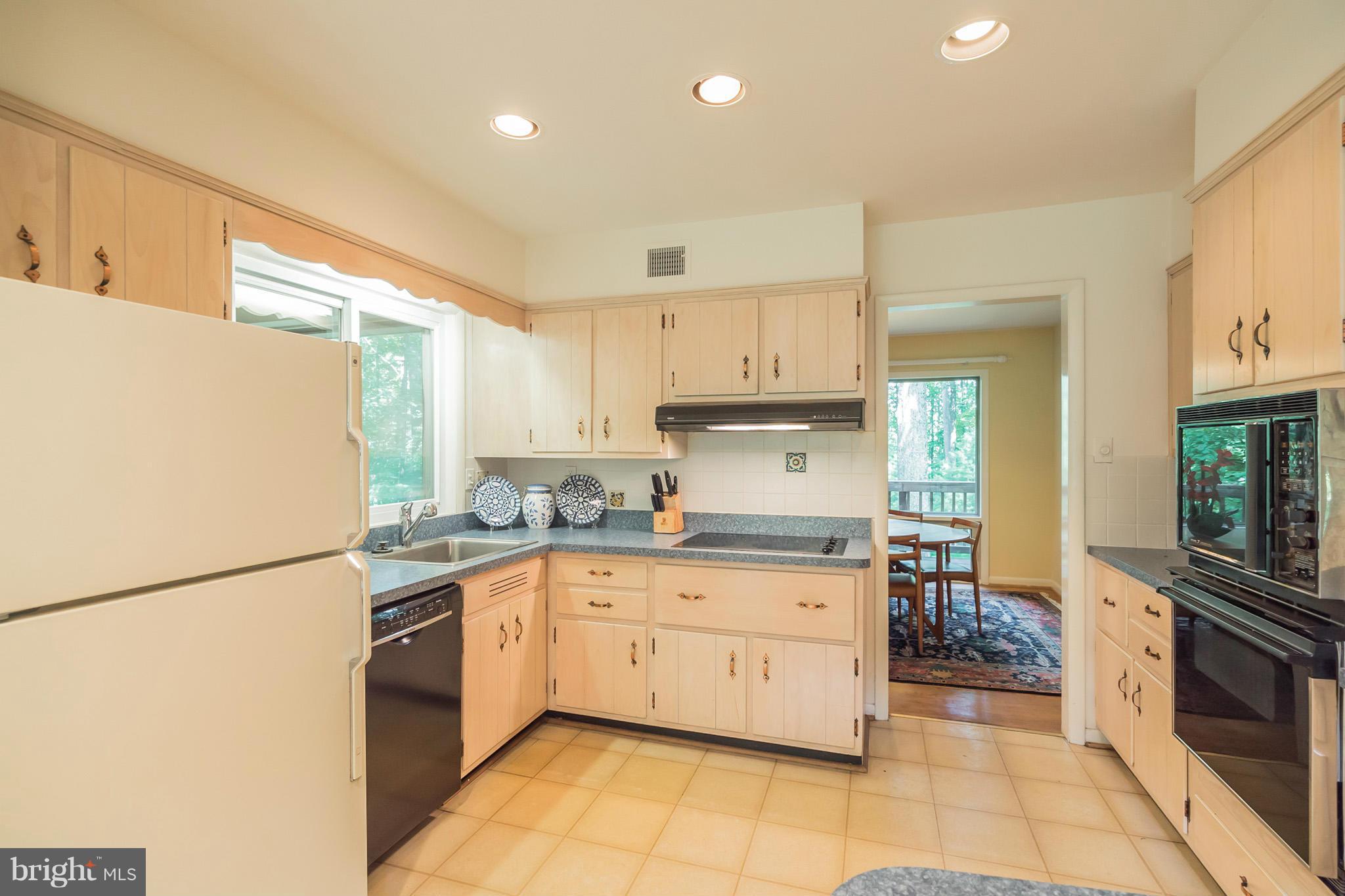 10217 Lloyd Road Potomac, MD 20854 - Photo 6 of 28 Country Kitchen