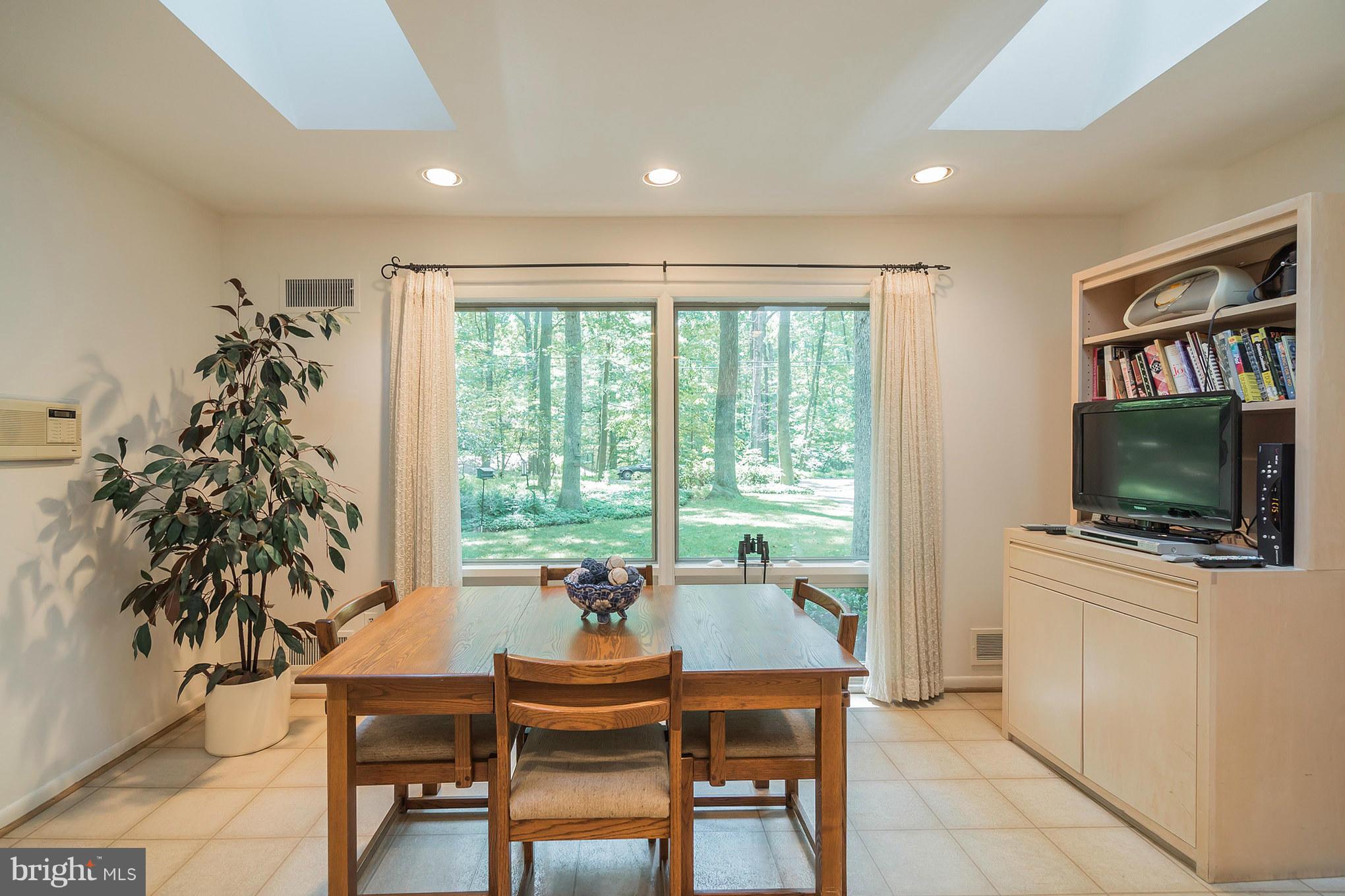 10217 Lloyd Road Potomac, MD 20854 - Photo 7 of 28 Breakfast Room