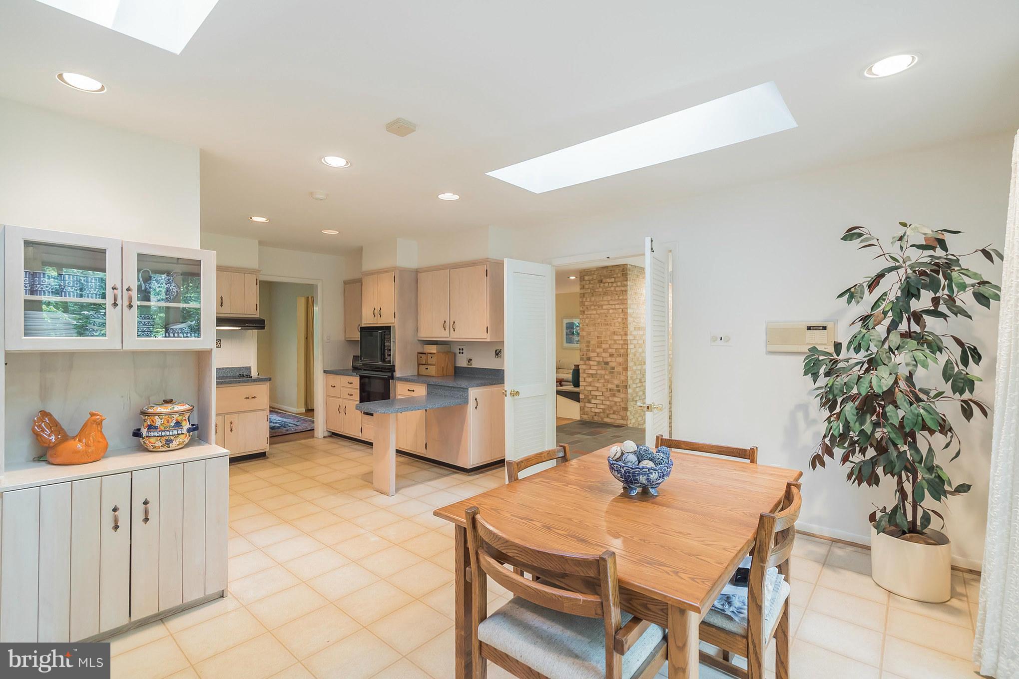 10217 Lloyd Road Potomac, MD 20854 - Photo 8 of 28 Kitchen