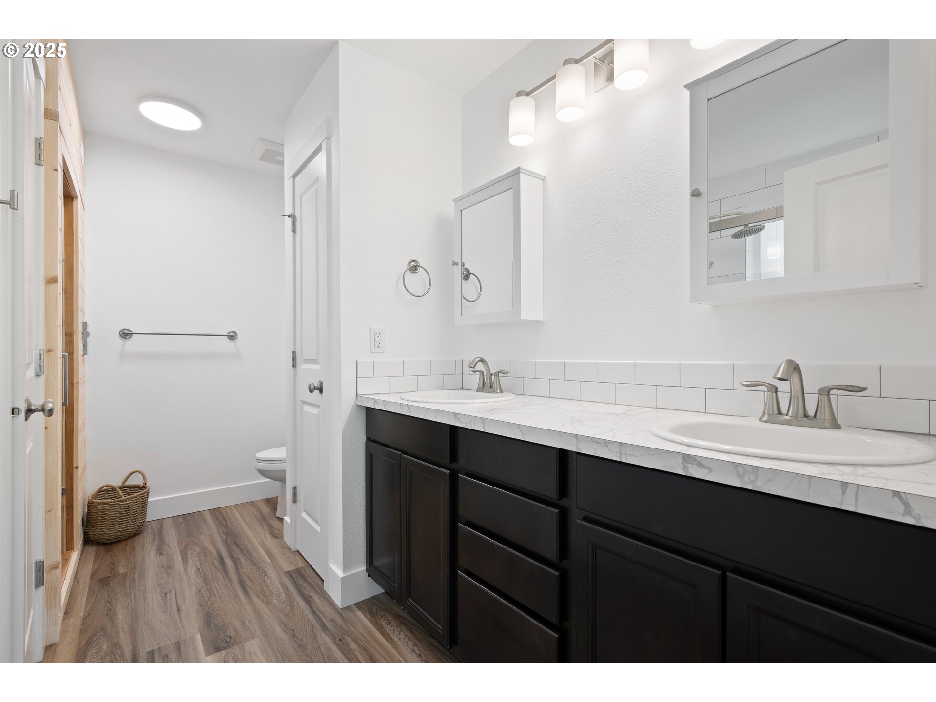940 Stella Road Longview, WA 98632 - Photo 14 of 39 a bathroom with a sink a toilet a shower and a mirror