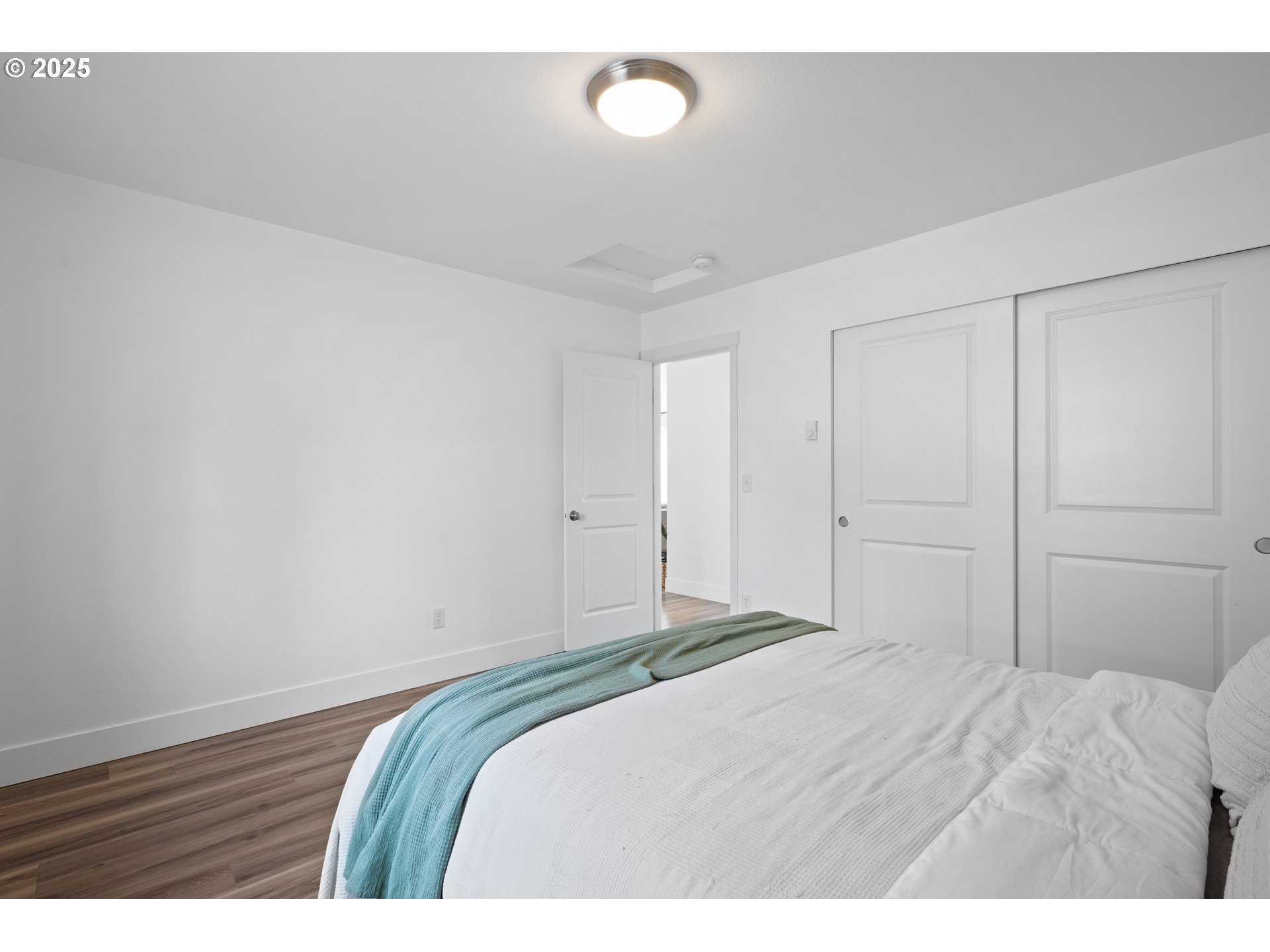 940 Stella Road Longview, WA 98632 - Photo 18 of 39 a bedroom with a bed and a lamp on a table
