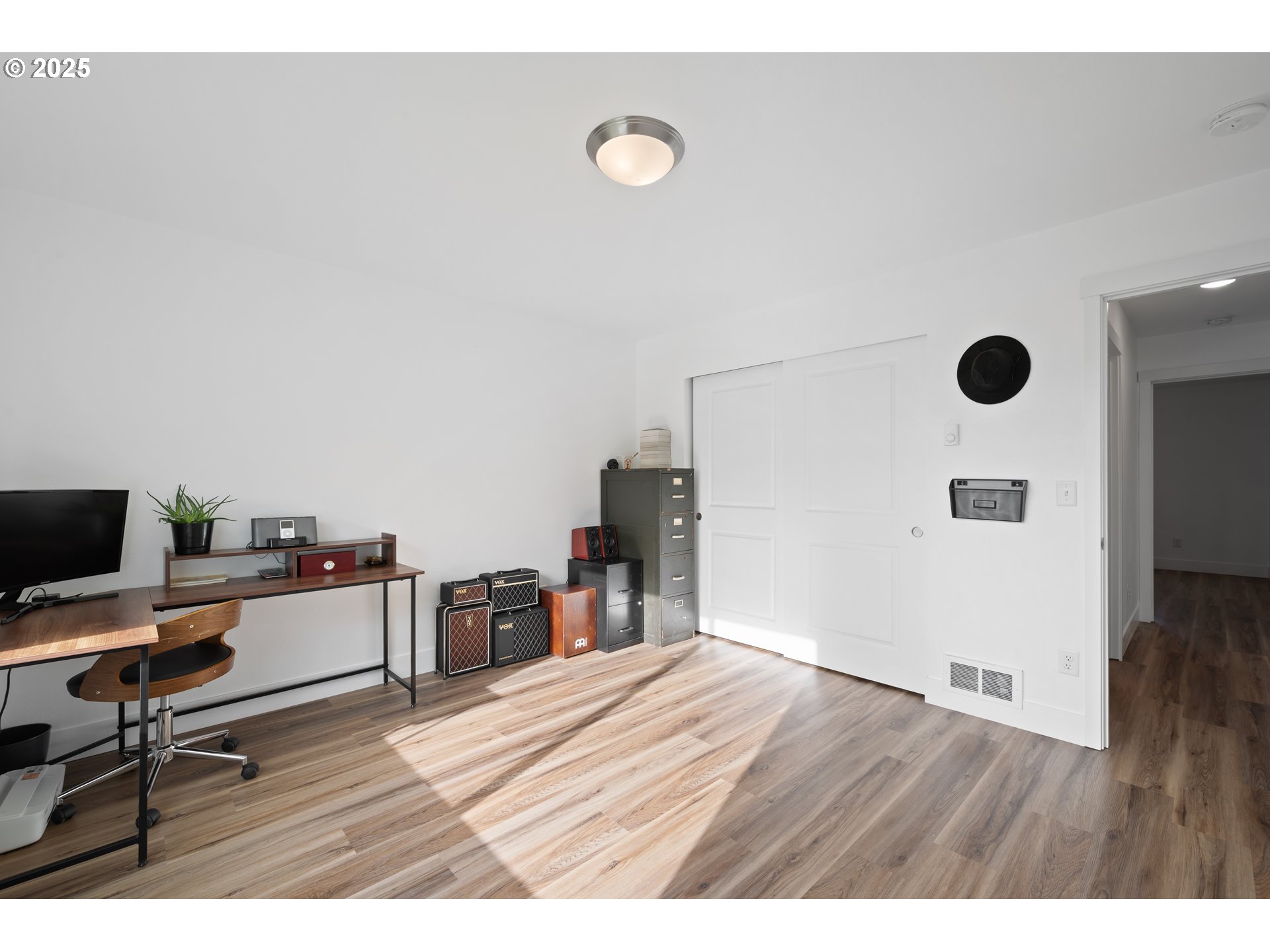 940 Stella Road Longview, WA 98632 - Photo 21 of 39 a view of a workspace with furniture and wooden floor