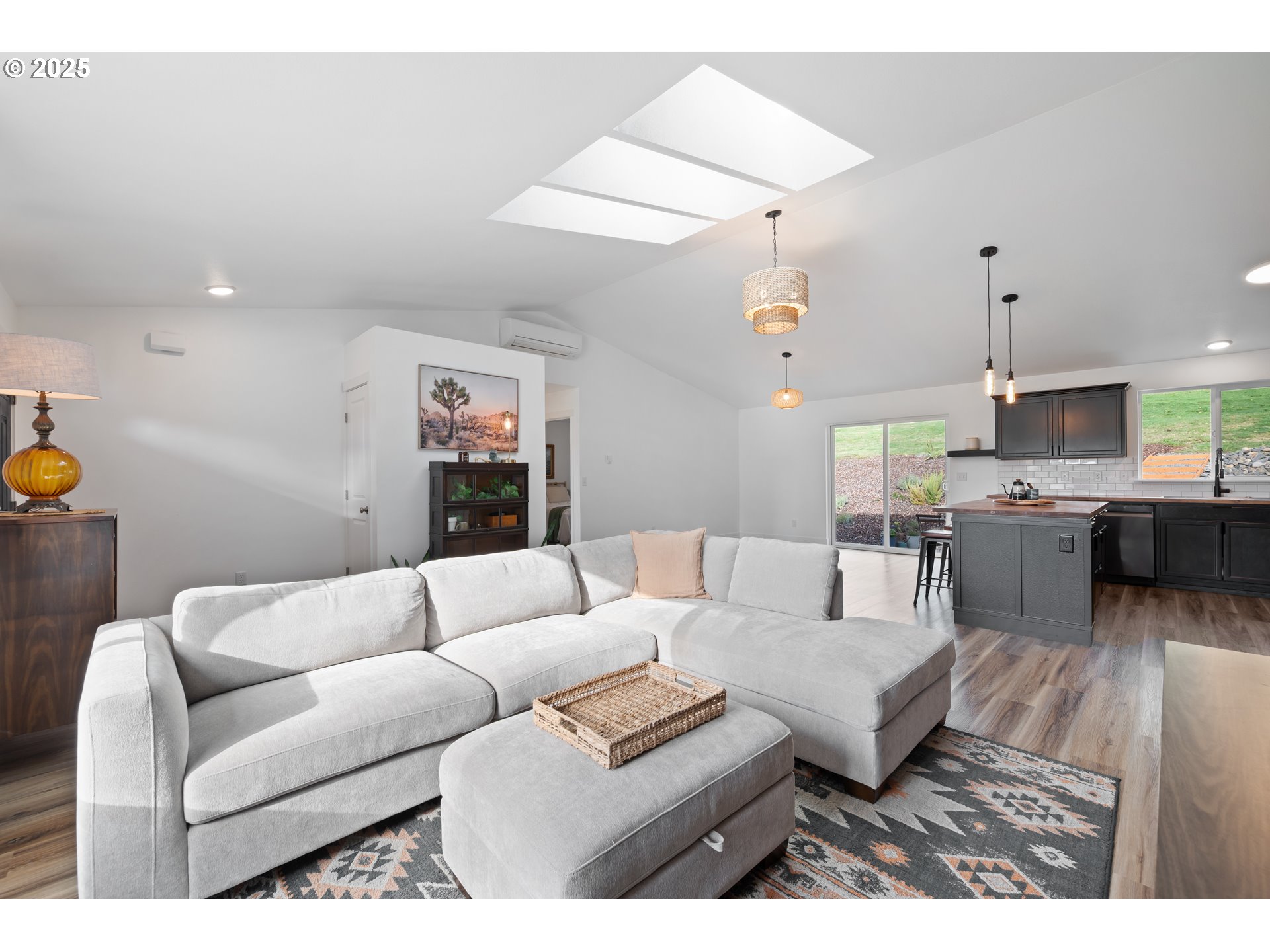 940 Stella Road Longview, WA 98632 - Photo 6 of 39 a living room with furniture and kitchen view