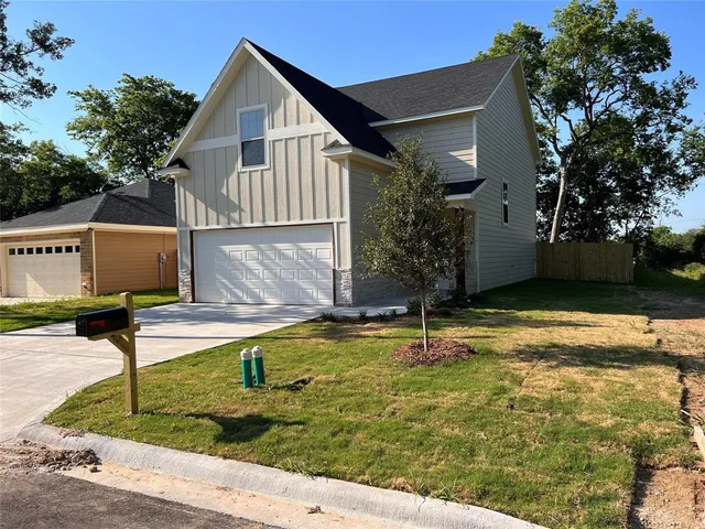 $1,995 | 716 East 5th Street, Bonham, TX 75418