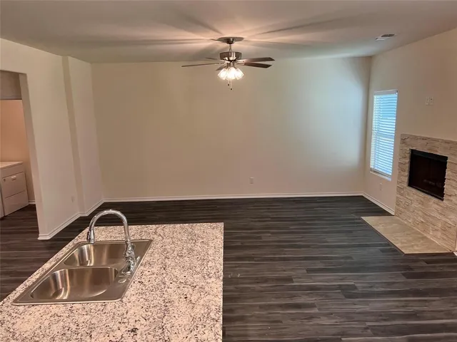 $1,995 | 716 East 5th Street, Bonham, TX 75418