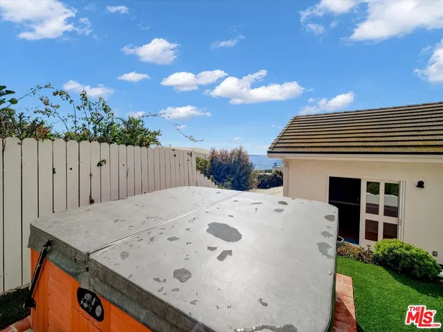 a view of a backyard