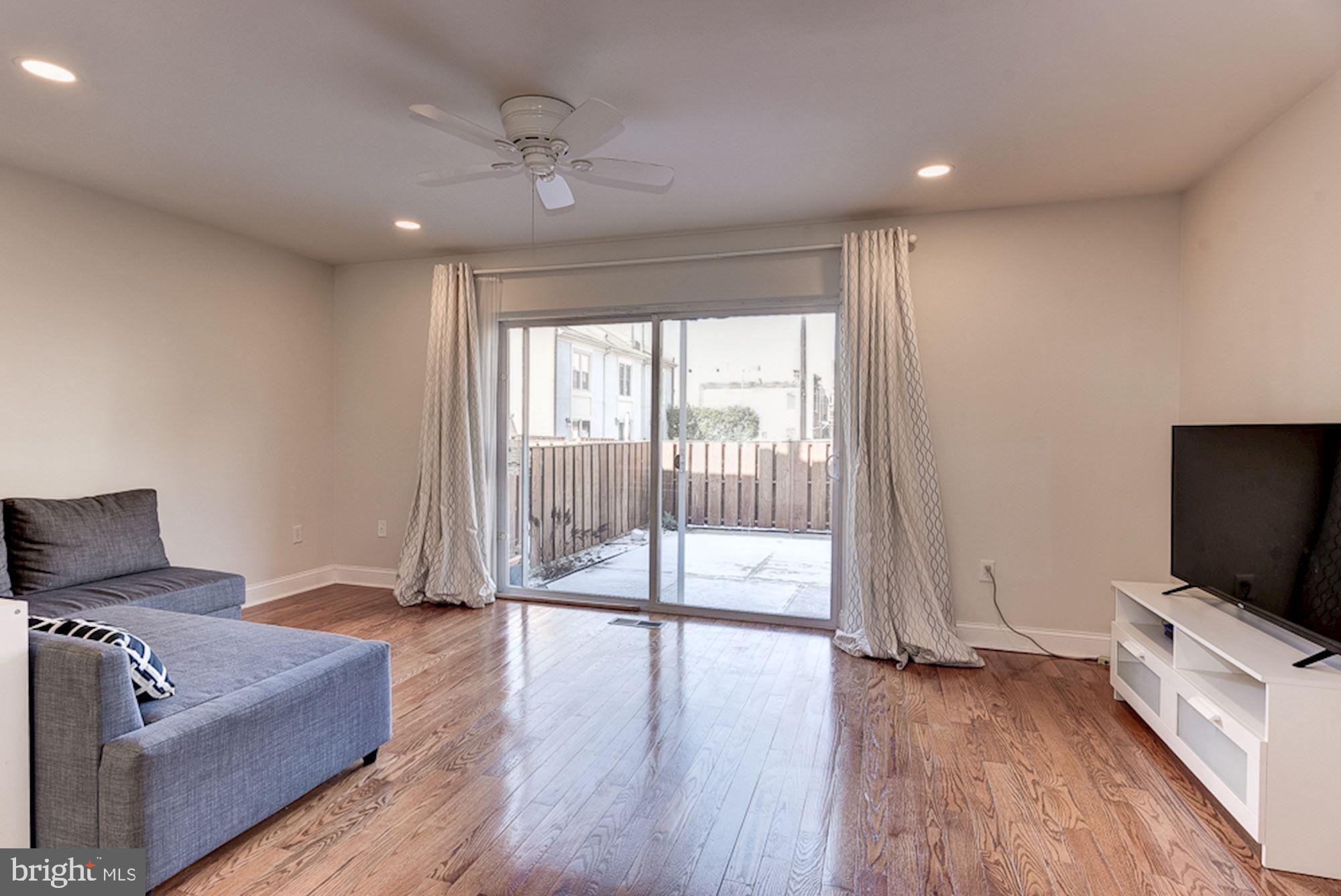 2806 Elliott Street Baltimore, MD 21224 - Photo 12 of 40 Living Room | Hardwood Floors | Access to Private