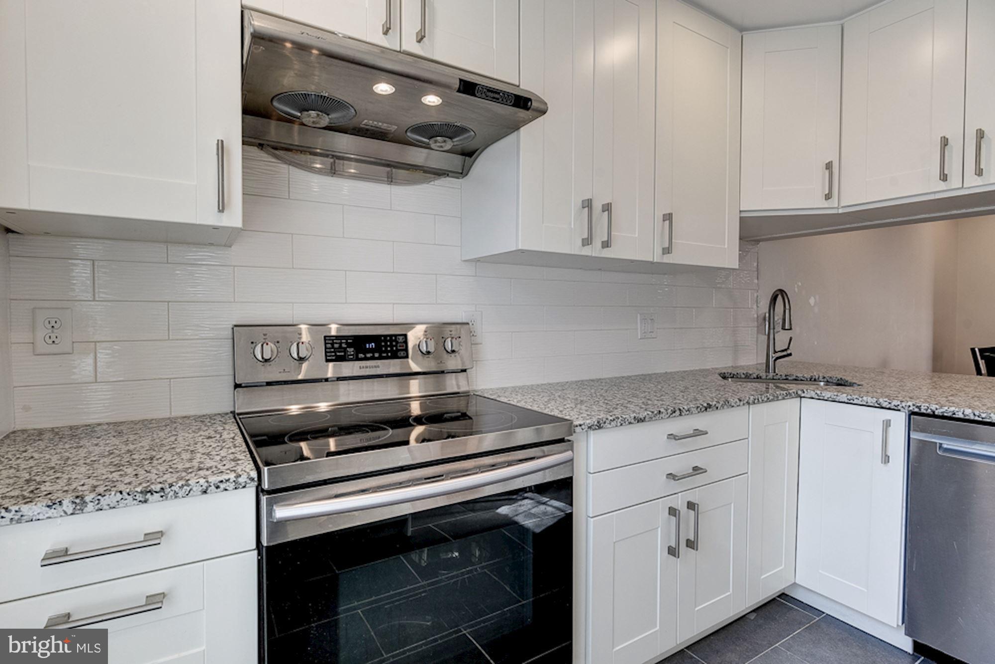 2806 Elliott Street Baltimore, MD 21224 - Photo 3 of 40 Decorative Backsplash | Sleek Stainless Steel Appl
