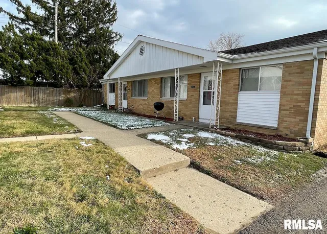 $185,000 | 3820-3822 North Sheridan Knolls Court, Unit 2, Peoria, IL 61614