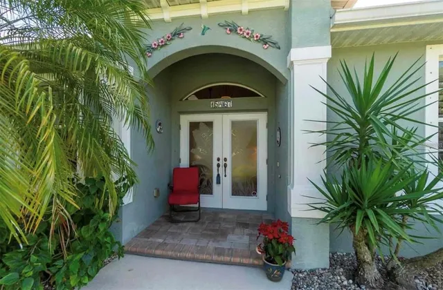 a view of a entrance of the house