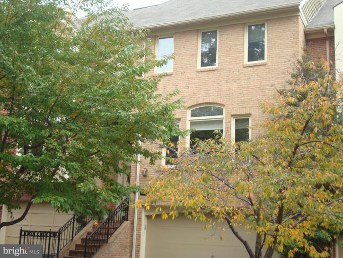 11526 Hemingway Drive Reston, VA 20194 - Photo 1 of 30 Exterior (Main)